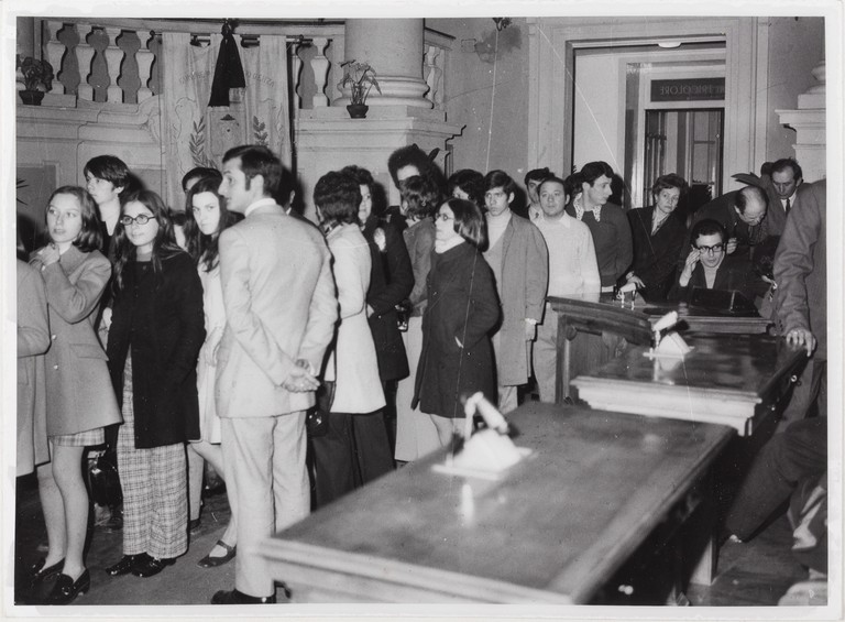 Gattatico-Reggio Emilia, 27-30 marzo 1970, Funerali di Alcide Cervi, persone in fila per omaggiare la salma